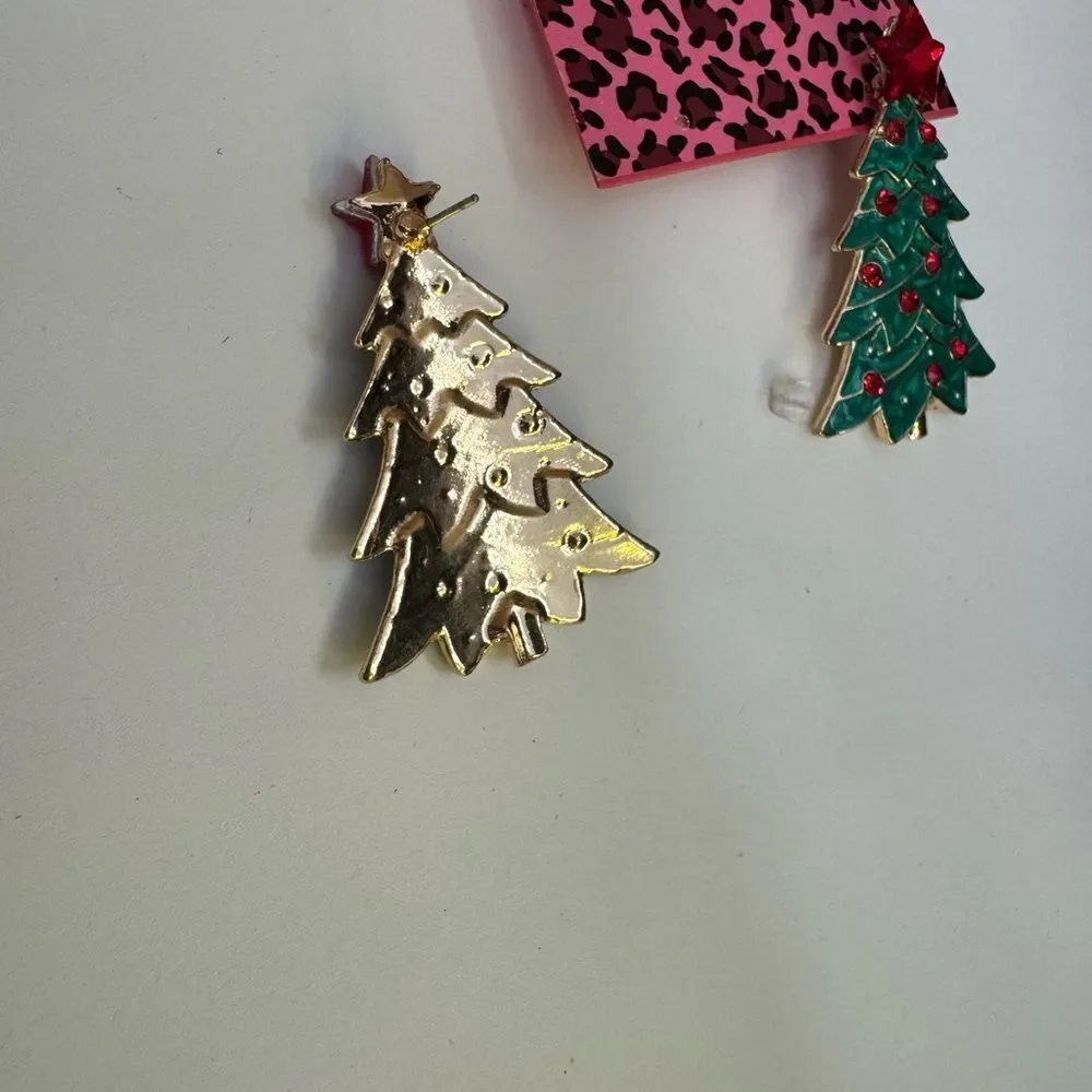 EARRINGS! Betsey Johnson Green Christmas Tree Earrings w/ Red Stars